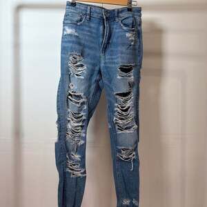 American Eagle Distressed Mom Jean High-Rise Ripped Light Wash Denim Size 2